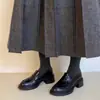 Mocassins populares de sola grossa estilo britânico para mulheres, novos sapatos pretos de outono de 2026 que aumentam a altura com saltos robustos, sapatos pequenos de couro versáteis
