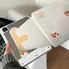 El soporte giratorio estilo sofá con estampado de cuadros es adecuado para fundas de tablet iPad mini. (13/12.9/10.9 pulgadas) y cuenta con una ranura para bolígrafo