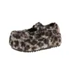 Sapatos de algodão com aumento interno de altura para mulheres baixinhas, novo estilo retrô para outono e inverno de 2026, forrados com fleece e fecho de velcro, sapatos quentinhos e peludos para mulheres