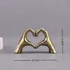 Adornos Creativos Transfronterizos en Forma de Corazón de Latón para Escritorio, Hogar y Oficina, Artesanías de Latón con Forma de Manos Sosteniendo un Corazón