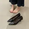 Sapatos de Salto Alto Stiletto Bico Fino Boca Rasa em Couro Macio Estilo Francês para Mulheres, Novos Sapatos para o Início da Primavera 2026 para o Dia a Dia