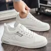 Nuevos zapatos casuales de cuero para hombre, zapatillas blancas versátiles, modernas y a la moda, zapatos casuales para deportes al aire libre