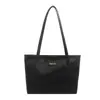 Bolsa de Tote Grande con Relieve Transfronteriza Europa para Mujer 2026 Nueva Moda Tendencia Bolso de Hombro Único Bolsa de Tote para Viajes Diarios