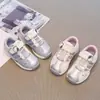 Zapatillas para niñas 2026 nuevas de malla transpirable suela blanda antideslizantes con velcro Hello Kitty lindas rosas versátiles ligeras
