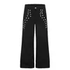 Pantalones holgados de pierna ancha para hombre con un estilo de moda urbana, que presentan diseños de cuentas y remaches metálicos, pantalones casuales únicos y ligeramente acampanados
