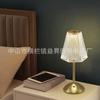 FUENTE Lámpara de mesa de metal vintage de fábrica TikTok ins Lámpara de mesa de cristal de diamante rojo neto dormitorio lámpara de ambiente acrílico
