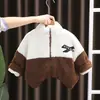 Casaco forrado com fleece para meninos outono e inverno bebê estilo ocidental casaco espesso forrado com fleece costura infantil casaco com gola alta e letra