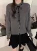 Cardigan de Tricô com Cadarço, Laço de Crochê e Botão, Estilo Coreano, Outono/Inverno 2025, para Mulheres, Suéter Casaco Solto Emagrecedor
