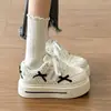 Sapatos casuais de moda estilo coreano com sola grossa, design de bolinhas e laço para mulheres, novos sapatos versáteis de peça única para a primavera de 2026