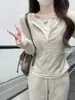 Foto real de camiseta de manga larga cepillada de estilo coreano para otoño e invierno, efecto dos piezas, bloques de color, rayas, corte ajustado, entallada a la cintura para mujer 18089