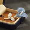 Broche de Lirio Azul Electroplateado de Dos Tonos de Gama Alta, Elegante y Atmosférico Broche de Ramo de Piedras, Accesorios de Ramillete para Mujer