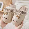 Novas pantufas de couro texturizado, antiderrapantes, impermeáveis e forradas com fleece para mulheres, para o outono e inverno de 2026, adequadas para uso interno no outono e inverno, e projetadas para casais se manterem aquecidos