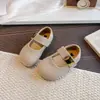 Sapatos de couro estilo princesa retrô para meninas, sapatos casuais do dia a dia para meninos, sapatos versáteis trançados, respiráveis, de sola macia e antiderrapantes para crianças pequenas
