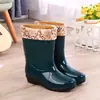 Botas de chuva femininas de cano médio com sola grossa antiderrapante e forro de algodão, sapatos de borracha para cozinha, resistentes ao desgaste e quentes, botas de água para outono e inverno, sapatos de água femininos
