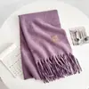 Bufanda Versátil Suave Cálida Engrosada de Color Puro Nueva para Otoño e Invierno Bufanda de Lana de Alpaca para Mujer Bufanda de Color Puro Doble Cara con Borlas Bufanda