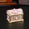 Caixa de joias baú do tesouro em liga esmaltada estilo europeu, adornada com pérolas e strass, uma caixa de armazenamento baú do tesouro vintage, uma peça decorativa para sua mesa