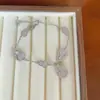 Pulsera Sencilla y Elegante con Colgante de Calabaza de Zirconia y Nácar, Sensación de Lujo Ligero y Gama Alta, Pulsera Exquisita, Accesorio para la Mano Versátil y Delicado