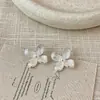 Estilo de Nicho, High-End, Brincos Minimalistas com uma Vibe Descolada, Pequenos e Elegantes, Simples e Modernos, Versáteis Brincos de Tarraxa Flor de Trevo de Quatro Folhas com Pérola