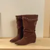 Botas retro de ante plisado apilado con tachuelas y punta fina para mujer, nuevas botas vaqueras western de otoño e invierno, botas que estilizan a media pantorrilla, talla grande