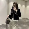 Top corto de cuello redondo para mujer, a la moda, estilo europeo, callejero, con un diseño chic y ajustado, perfecto para figuras petite, primavera y otoño, y que reduce la edad.