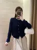 Cardigan de Tricô Texturizado Versátil Estilo Coreano com Botões para Mulheres, Emagrecedor e Elegante, Novo Estilo de Lã e Seda para o Início da Primavera, 26 Anos