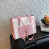 Bolsa grande feminina, bolsa de ombro com textura, nova bolsa de celebridade da internet, estilo quente, grande capacidade, para trabalho e deslocamento, 2025