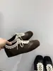 Aumente a altura na temporada de estreia! Sapatos de couro retrô com salto embutido para mulheres, estilo britânico, de cadarço, bico quadrado, mocassins, outono