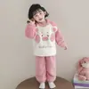 Pijama de Punto Grueso de Doble Capa para Niñas 2025 Nuevo para Bebé Color Coral Terciopelo Rosa Ropa de Casa Ropa de Invierno Se Puede Usar Afuera
