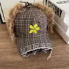 Gorra de Béisbol con Orejeras a Cuadros Coreana para Mujer Invierno Exterior Ciclismo y Esquí Resistente al Viento y al Frío Gorra Lei Feng Gorra de Piloto