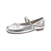 Zapatos planos plateados para mujer con lazo estilo francés, nuevo modelo 2026, zapatos Mary Jane poco profundos con tira plisada para combinar con vestidos