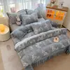 Cobertor de Cama de Veludo Leite Espesso Classe A Conjunto de Quatro Peças Inverno Forrado com Lã Lençóis de Cama Capa de Edredom Conjunto de Roupa de Cama de Veludo para Bebê de Três Peças