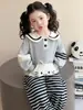 Conjunto de Primavera de Moda para Niñas con Cuello de Muñeca y Pantalones a Rayas Set 2026 Nueva Ropa Casual Infantil Conjunto de Dos Piezas Venta al por Mayor