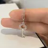 Colar Chave Oval com Diamante Banhado a Ouro V Alta Qualidade Moda Luxo Acessível Corrente para Clavícula de Meninas Venda Direta da Fábrica