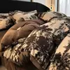 Manta con Estampado de Leopardo Maillard de Piel de Conejo Juego de Cuatro Piezas Invierno Engrosado Cálido Sábana Bajera y Funda de Edredón de Terciopelo de Leche Ropa de Cama