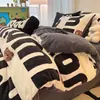 Conjunto de quatro peças em veludo de leite grau A, apresentando capa de edredom em flanela dupla face de fleece coral espessa, lençol de cima e lençol com elástico - um conjunto de cama de três peças