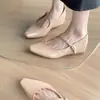Versión de cuero suave de zapatos Mary Jane de punta con plataforma para personas menudas, nuevo modelo 2026, zapatos de salón poco profundos de estilo retro francés con una sola tira