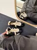 Sapatos femininos populares, modelo novo, couro macio confortável, sola macia, aumento interno de altura, com cadarço, tênis de treino alemão básico leve de borracha antiderrapante