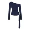 Camiseta Feminina Irregular com Ombro Inclinado, Fita, Manga Longa, Outono, Americana, Sexy, Top Sexy, Estilo Ombro Caído, Camiseta Básica