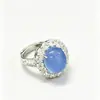 Anillo de calcedonia azul cabujón de lujo con engaste completo de diamantes, anillo para mujer con piedra preciosa incrustada en plata, moda vintage con un toque de alta gama, ajustable