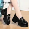 Novos Mocassins de Primavera com Solado Grosso Moda Calçados Pequenos de Couro com Solado Macio Couro Macio Para Usar em Todas as Ocasiões Calçados Femininos Calçados de Calçar