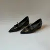 Zapatos de mujer Chuyuji estilo francés de punta con aumento de altura interno, zapatos bajos de moda envolventes, elegantes y versátiles, nuevo color plateado