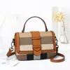Bolsa feminina quadrada pequena simples de couro genuíno, nova bolsa transversal color blocking versátil da moda, bolsa de mão e bolsa de ombro casuais fashion 8357