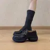 Versión de piel de vaca suela gruesa que aumenta la altura zapatos pequeños de cuero para mujer punta redonda suela blanda zapatos de un solo color estilo universitario retro tacón grueso versátil zapatos pequeños de cuero