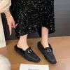 Pantuflas peludas de exterior con hebilla metálica y punta cuadrada 2026 otoño e invierno nuevo estilo cálidas cómodas planas de suela plana cerradas de algodón