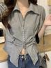 Camiseta de manga corta estilo coreano de verano para mujer con diseño plisado irregular y doble cremallera que adelgaza los hombros.