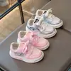 Zapatos de skate para niñas zapatos infantiles 2024 nuevo otoño e invierno superficie de cuero para niños suela blanda zapatos deportivos antideslizantes casuales versátiles