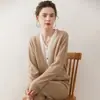 Cardigan macio de malha estilo francês Bai Cai Rong Outono/Inverno 2026 com design falso de duas peças em V, casaco suéter solto