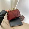 Bolsa de Concha Fashion Feminina 2023 Novo Estilo Coreano Bolsa de Mão com Corrente de Clipe Celebridade da Internet Textura Vermelha Bolsa Transversal de Ombro