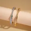 Pulseira de Ouro Real 18K Galvanizado com Zircônia Europeia e Americana, Fivela Redonda em Forma de Cruz, Versátil para Cruzamento de Fronteiras, Elegante, Joia de Mão de Alta Qualidade para Mulheres