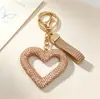 Nuevo llavero con forma de corazón hueco con diamantes, accesorio de arcilla totalmente cubierto de diamantes, decoración para bolso de mujer, colgante para interior de coche